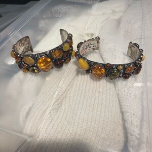 Authentic Elegant Multi-Stone Cuff Bracelet good condition
Retail 500$